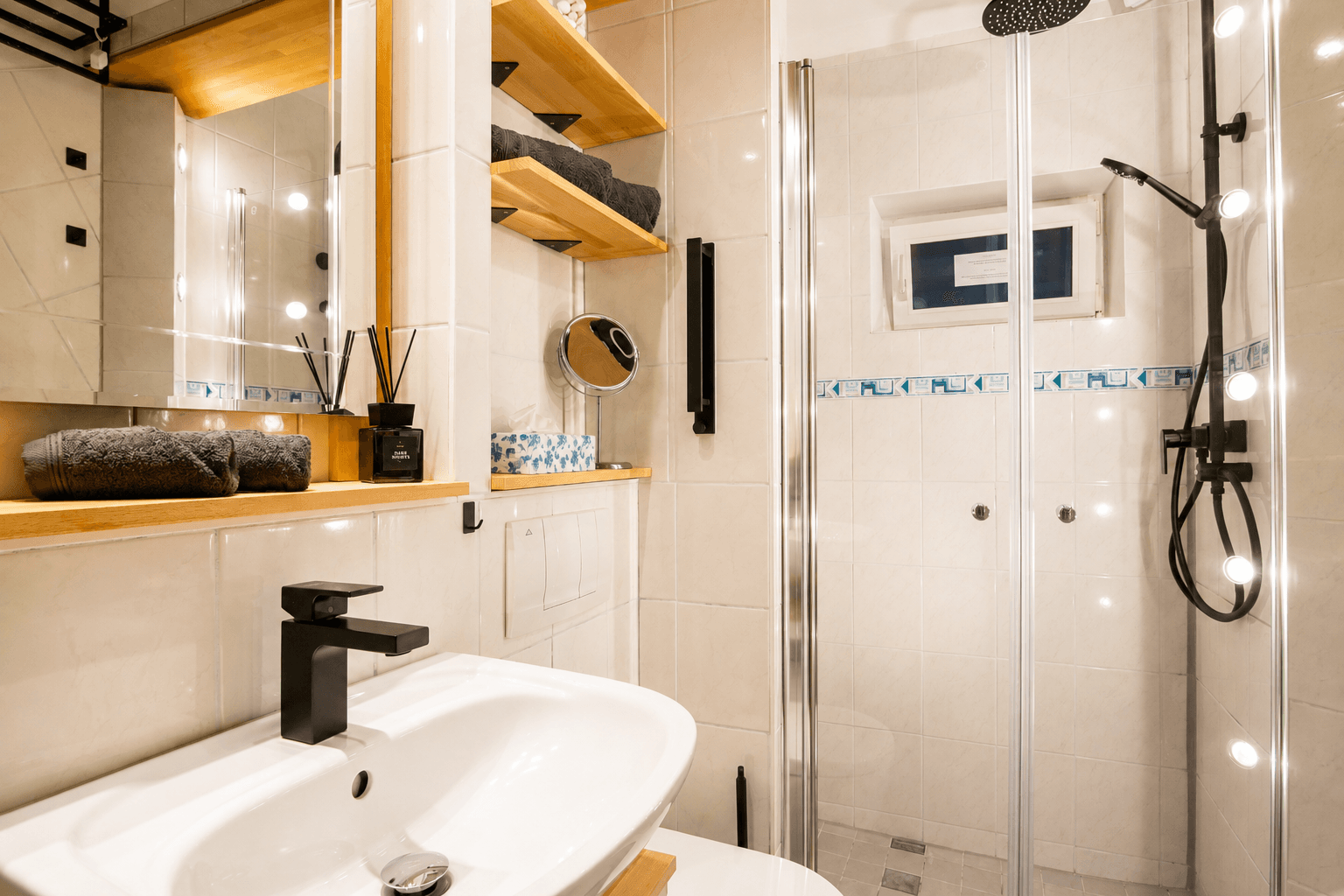 Badezimmer mit Dusche der Ferienwohnung Zum Sperberring